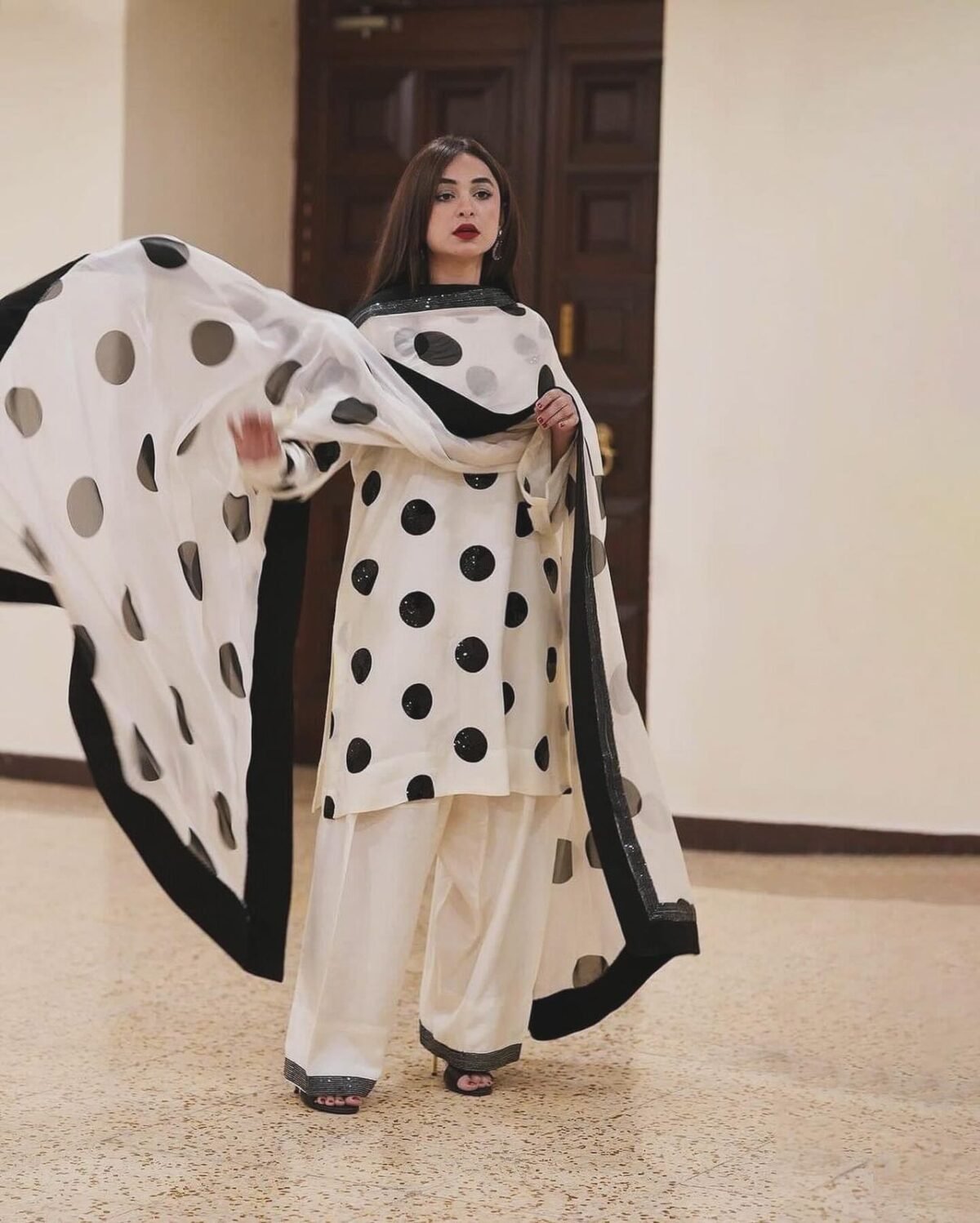 Zara Shahjahan: Embroidered Lawn Cotton & Digital Silk Ensemble - Image 2