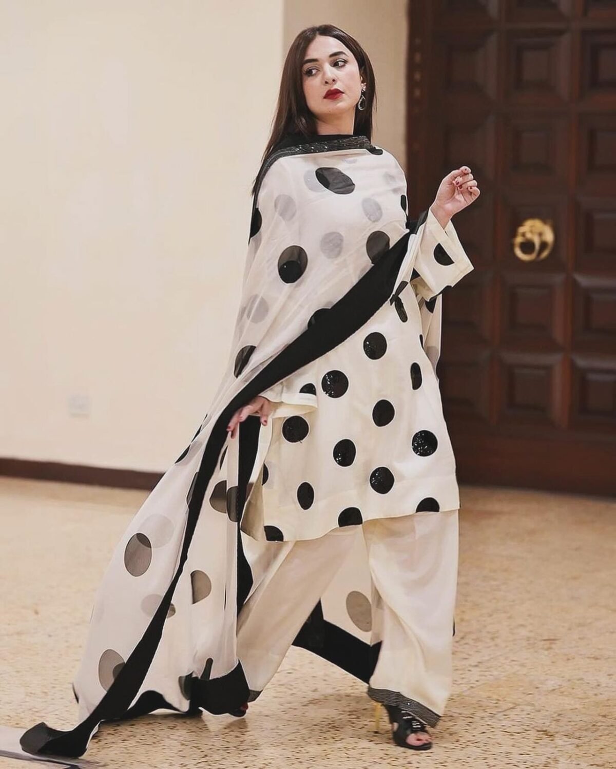 Zara Shahjahan: Embroidered Lawn Cotton & Digital Silk Ensemble - Image 3
